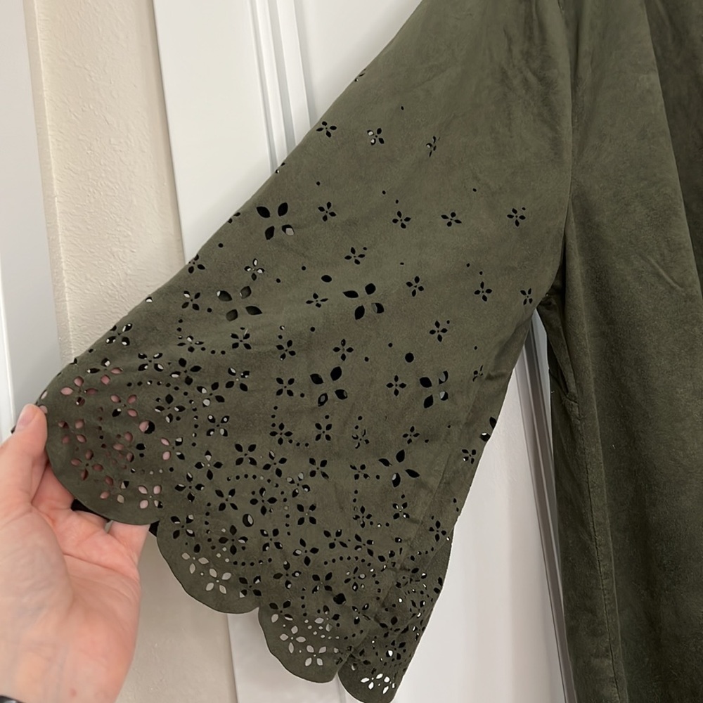 NAÏF Plus Size 3XL 3/4 Sleeve Army Green Floral Punched Faux Suade Blouse - Picture 11 of 11
